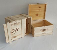 2 Weinkisten aus Holz, 1 mit Schiebe- und 1 mit Klappdeckel