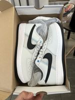 Baskets Nike Air Force 1 '07 LV8 Homme Taille EU 41 Neuves 
