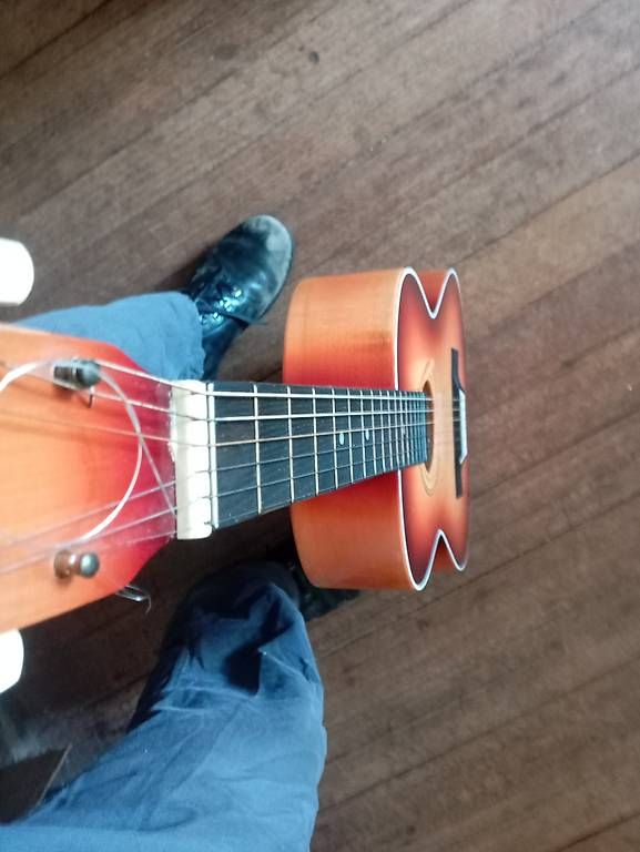 Strumenti musicali: Linkshänder gitarre – Usato da Basel venduto da Petergunn 1