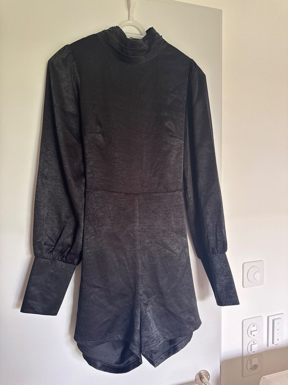 Jumpsuits: Ungetragener Jumpsuit schwarz mit Samtoptik, Grösse M – Neu und originalverpackt aus Aarau von Gulianora