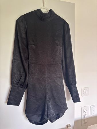 Ungetragener Jumpsuit schwarz mit Samtoptik, Grösse M