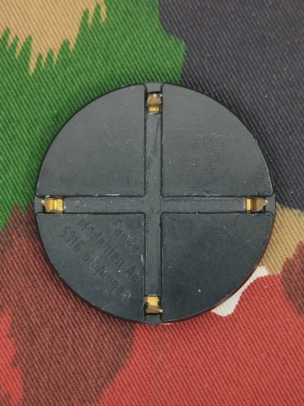 Schweizer Armee Placchette & Badge: Béretemblem Luftschutzschulen 76/276 Genf – Usato da Bauma venduto da SwissMilitaria 1