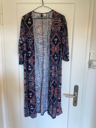 Lange farbige Strickjacke