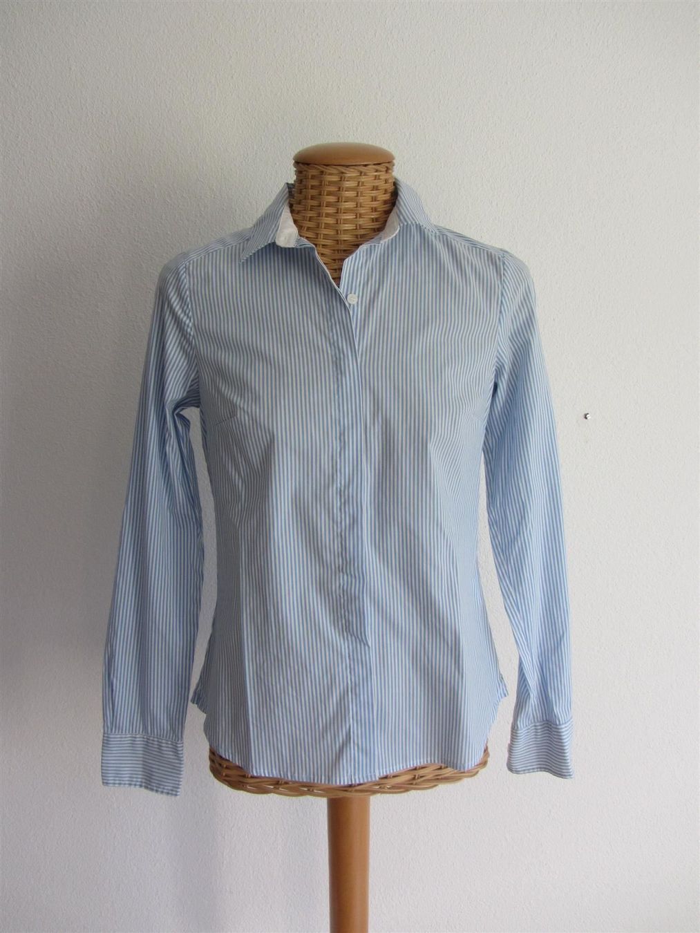 H&M Chemisiers: Bluse blau-weiss gestreift tailliert 36 – D'occasion à Zürich par Diazaio