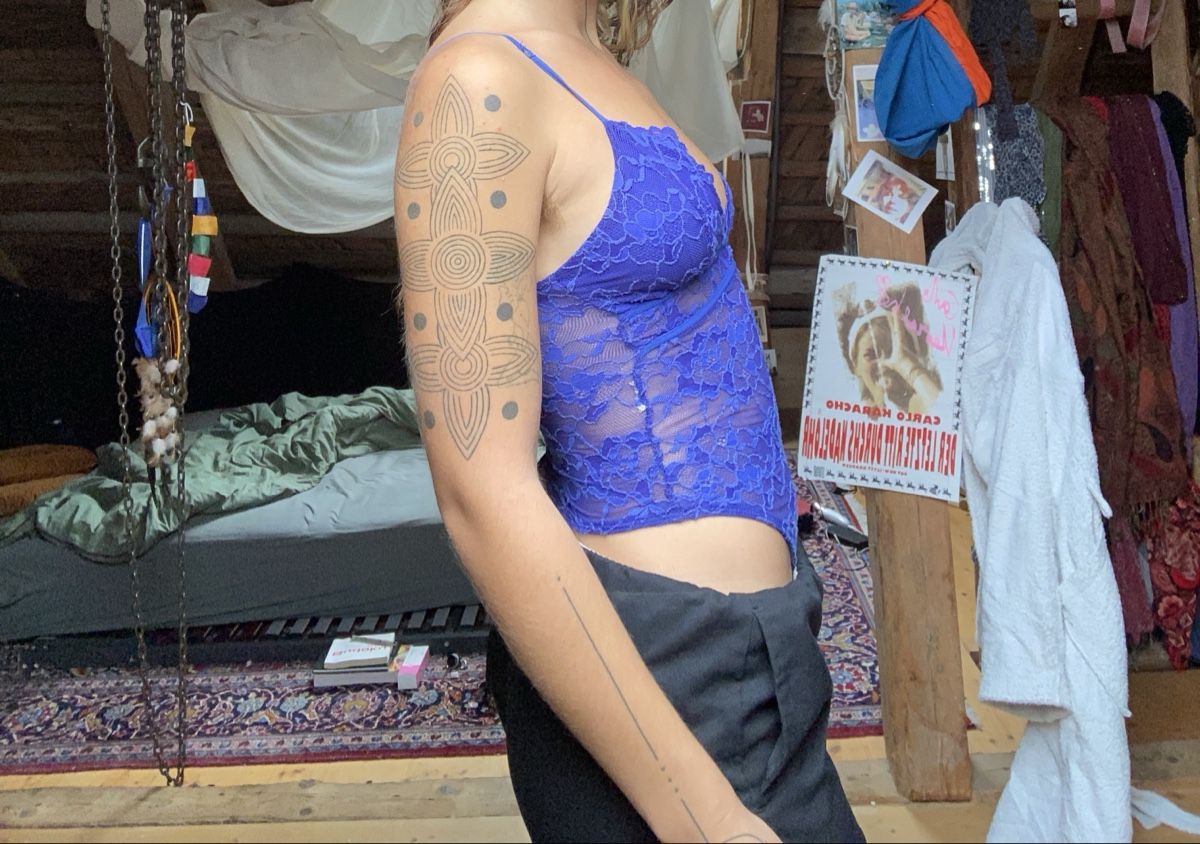 Tops: Wunderschöner blauer Spitzen Body – D'occasion à Rehetobel par Jahbleh 1