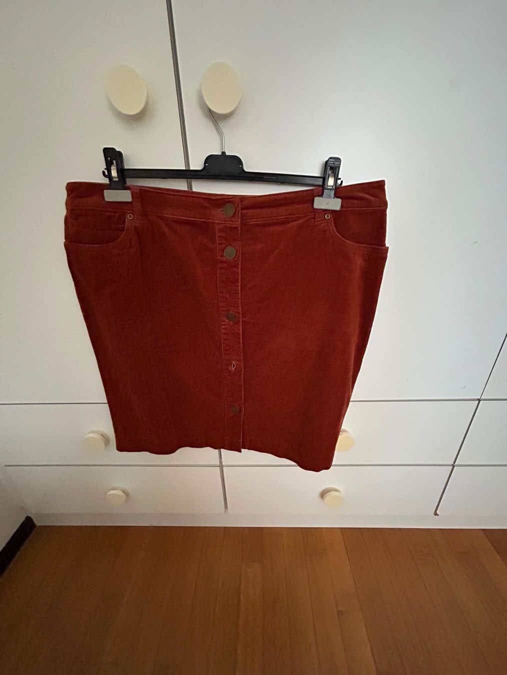 Maddison Gonne: Gonna velluto arancione Maddison tg.46 – Usato da Melano venduto da H-Sara