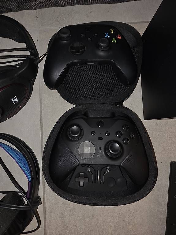 Console: Xbox Series X 1 TB inkl.2. Controller, & 2 Headsets – Usato da Büttikon AG venduto da yro_s595 4