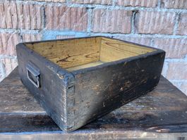 Antike Kiste aus Werkstatt, dunkle Patina Industrial Design