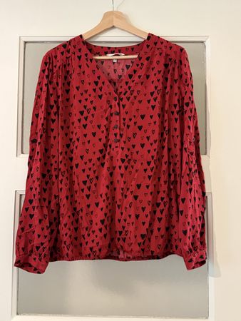 Rote Bluse mit Herzen von FER, Viskose, Grösse 42, neuwertig