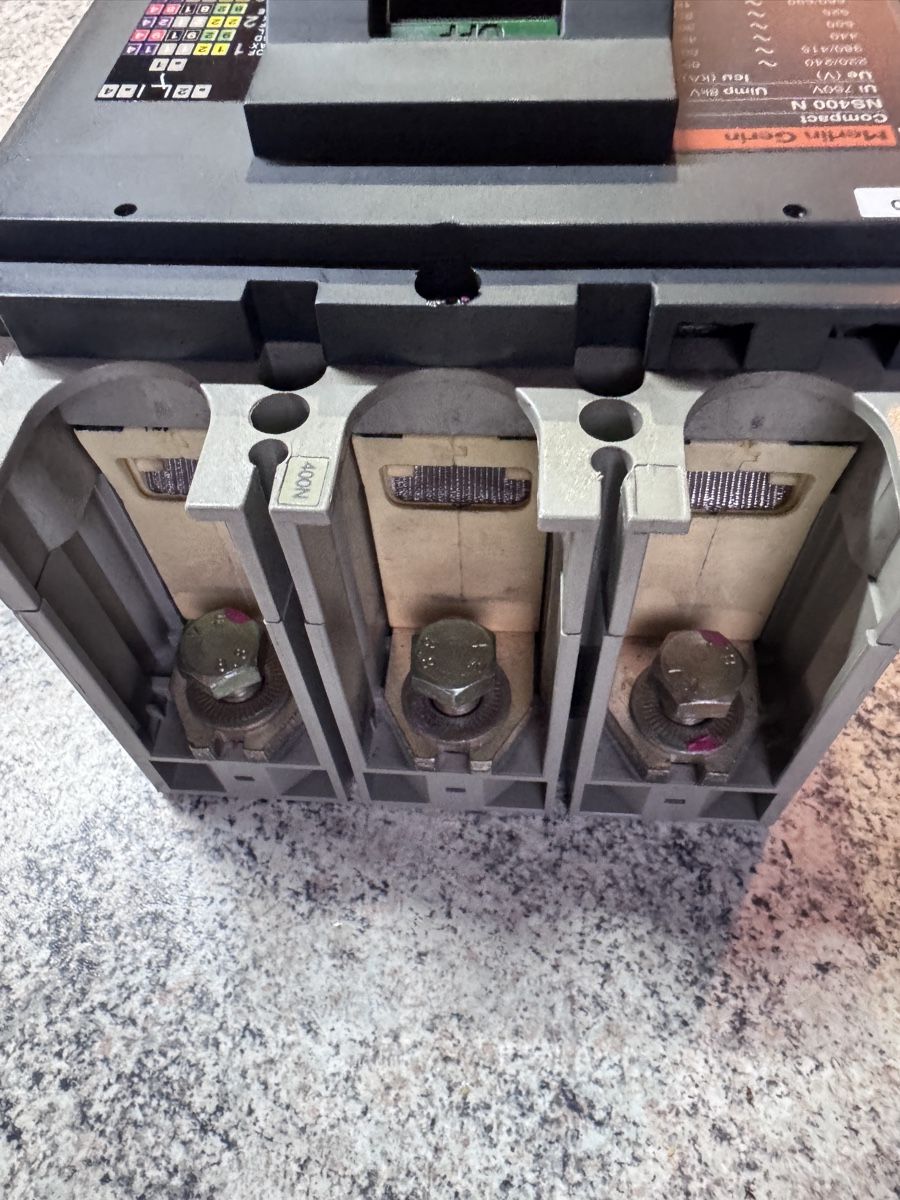 Schneider Interruttori: Merlin Gerin Compact NS400 N Leistungsschalter 3P 400A – Usato da Rietheim venduto da GaborKovesi 4