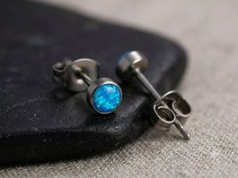 Titanium-Ohrstecker mit Opal / 3 mm