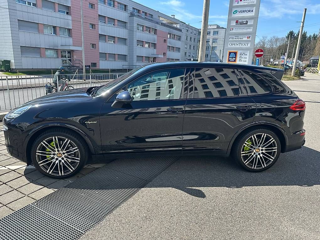 Autos: Porsche Cayenne S E-Hybrid Platinum Edition  – Gebraucht aus Gletterens von mar_n29j