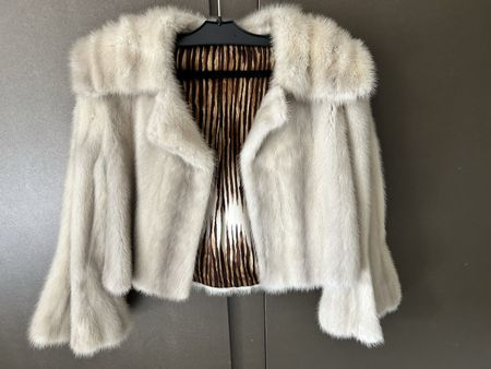 Veste courte en fourrure de vison couleur blanc crème