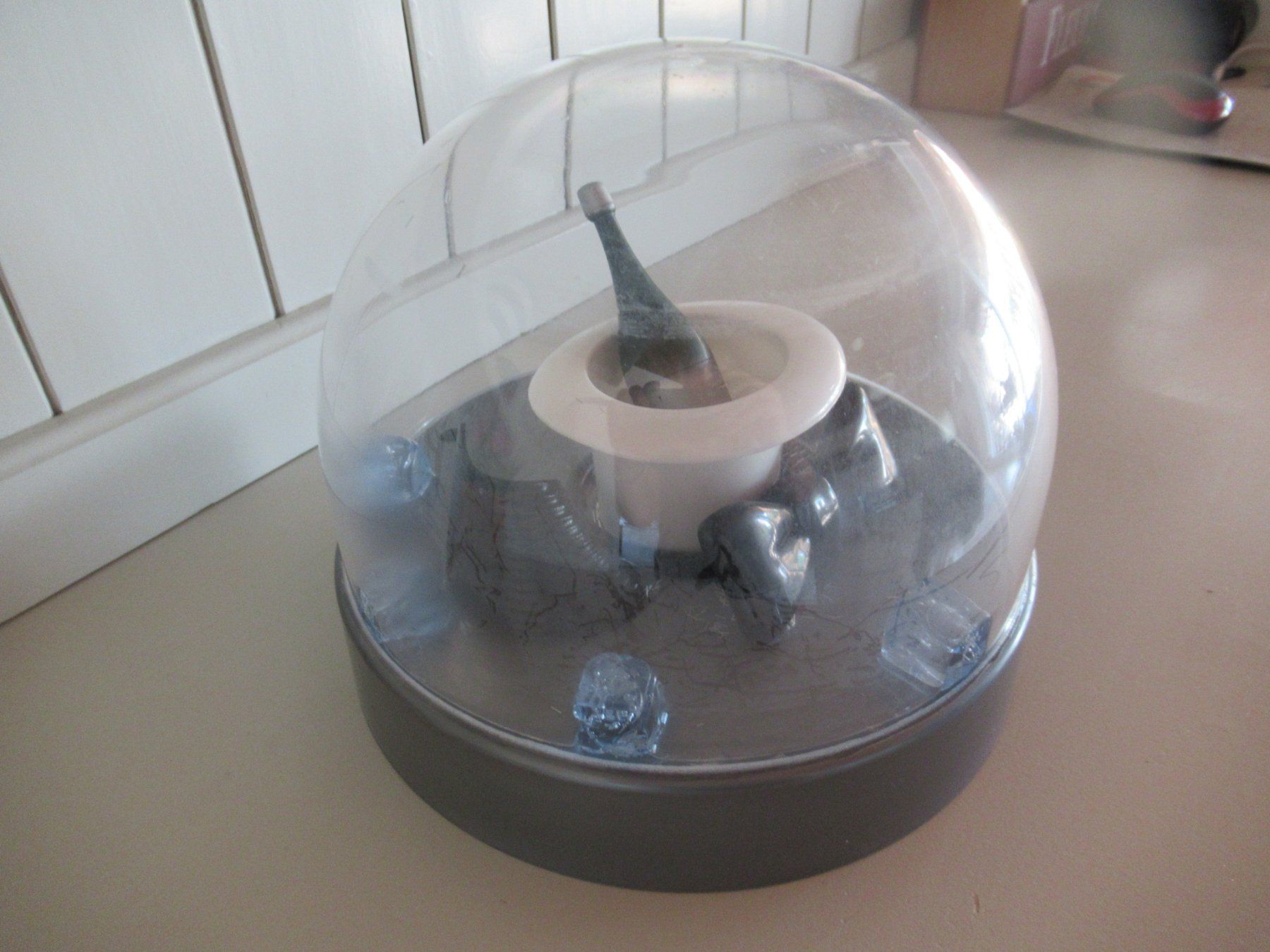 Figuren: Champagne Grosse  Schneekugel  Snowglobe Snowdome  Alt – Gebraucht aus Trimbach von donlyn 2