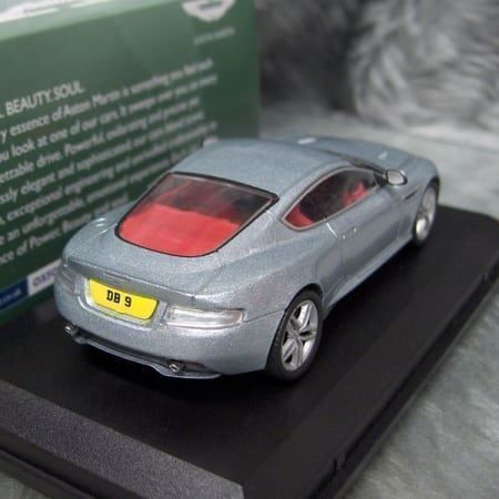 Aston Martin Modellini d'auto: Aston Martin DB9 Phase III 2012-2015 silber met.     1:43 – Nuovo e nell'imballaggio originale da Gerlafingen venduto da espero88 6