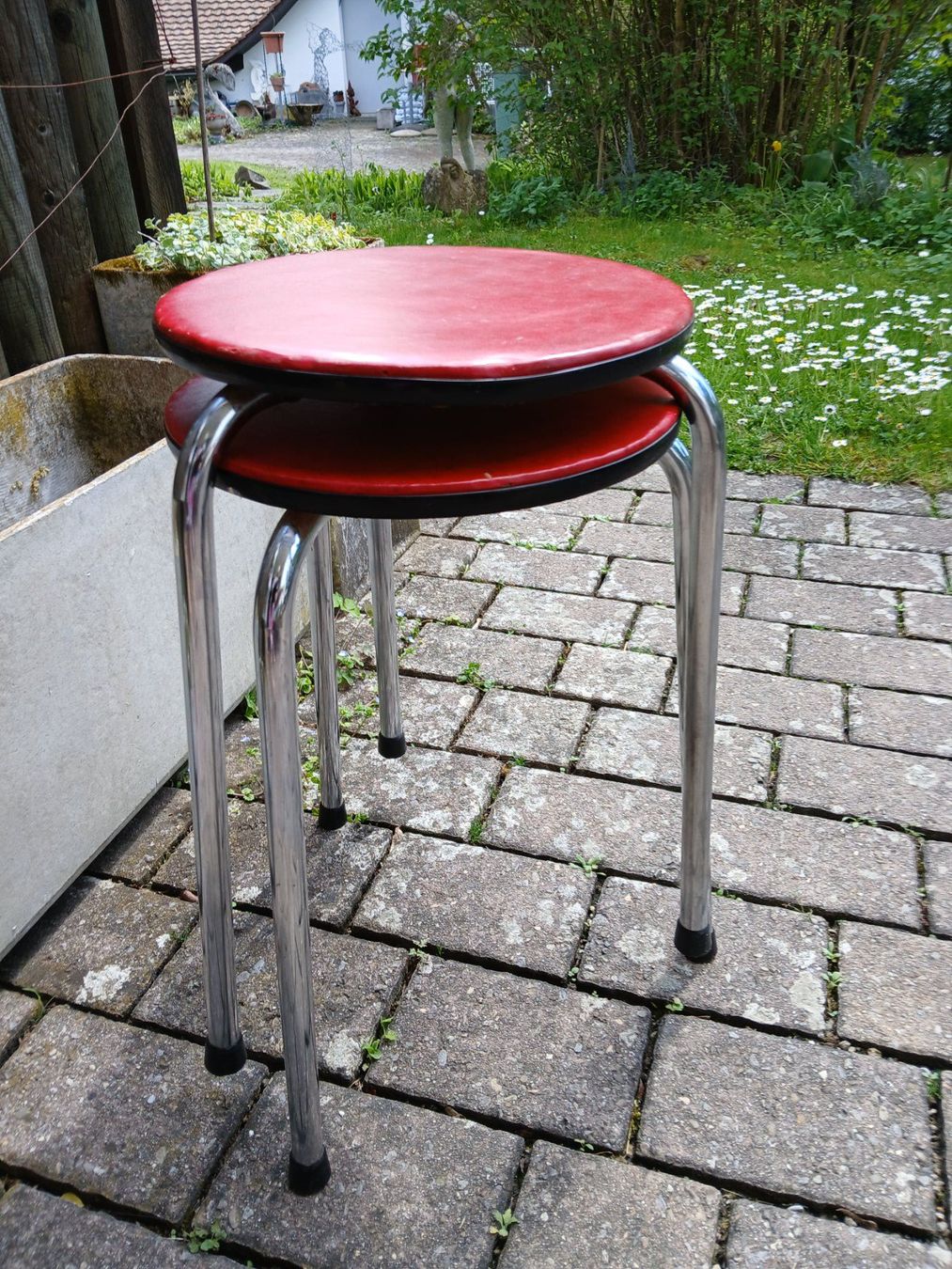 Sgabelli: 1 Paar alte Dreibeinhocker – Usato da Zumikon venduto da Vollvintage 5