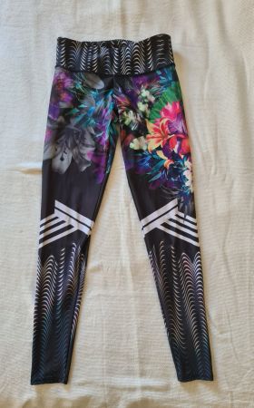ONZIE Sport-Leggings – Grösse S/M – Floral & Grafik Design