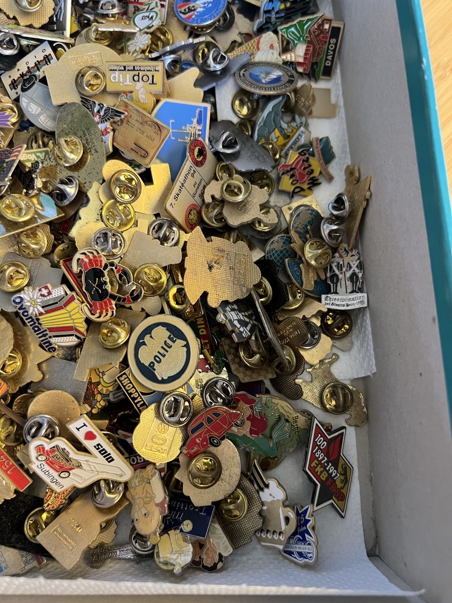 Plaketten & Abzeichen: Pin's...über 500 Stück – Gebraucht aus Laufen von groove60 3