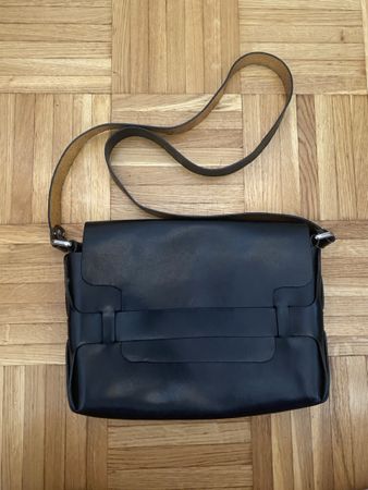 Sac bandoulière similicuir noir doublure dorée bon état