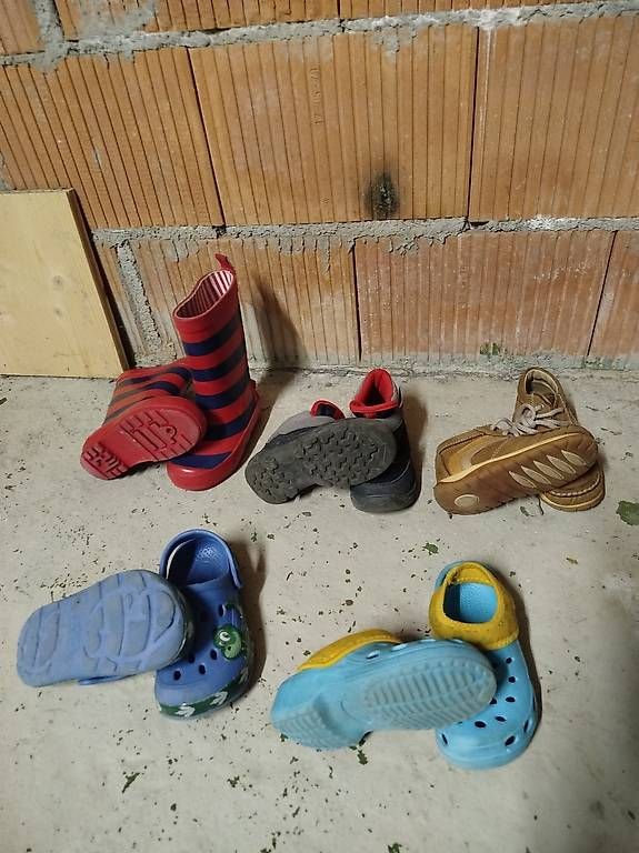 Chaussures garçon: Set Kinderschuhe Grösse 25 – D'occasion à Bätterkinden par sch_s6nb 1