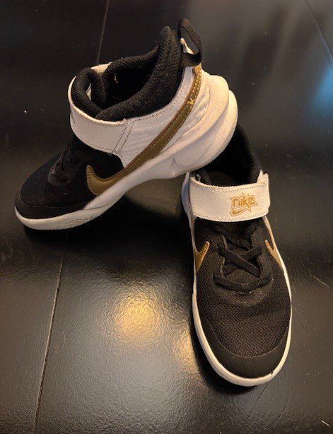 Nike Schuhe für Jungen: Sneaker Gr.: 30 *Nike* – Gebraucht aus Buchs ZH von Donsalentino