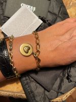 Bracciale Guess con ciondolo a cuore dorato-Chic e elegante