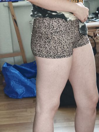 Bershka Shorts Leo Muster beige schwarz Grösse M