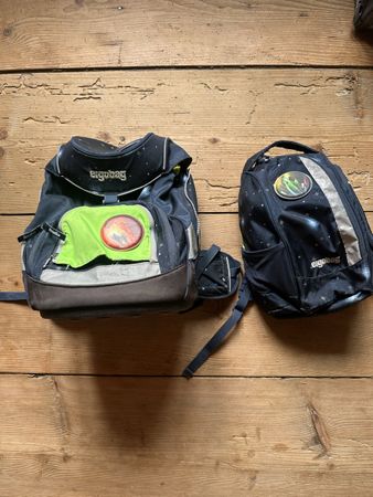 Ergobag Schulranzen Set mit Sammelalbum und Anhänger