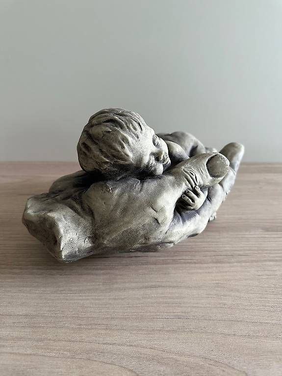 Statuette: Baby in Hand Statue aus Stein – Usato da Gebenstorf venduto da Nerdtopia 3
