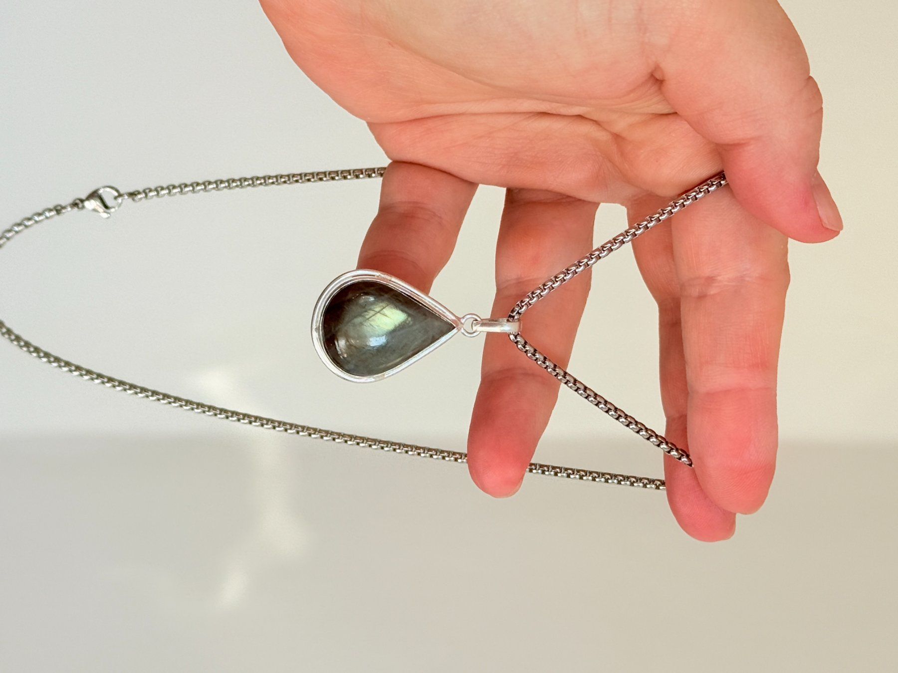 Ketten: Collier avec Pendentif Pierre de Lune, Élégant! – Neu und originalverpackt aus Genève von AGBERG 6