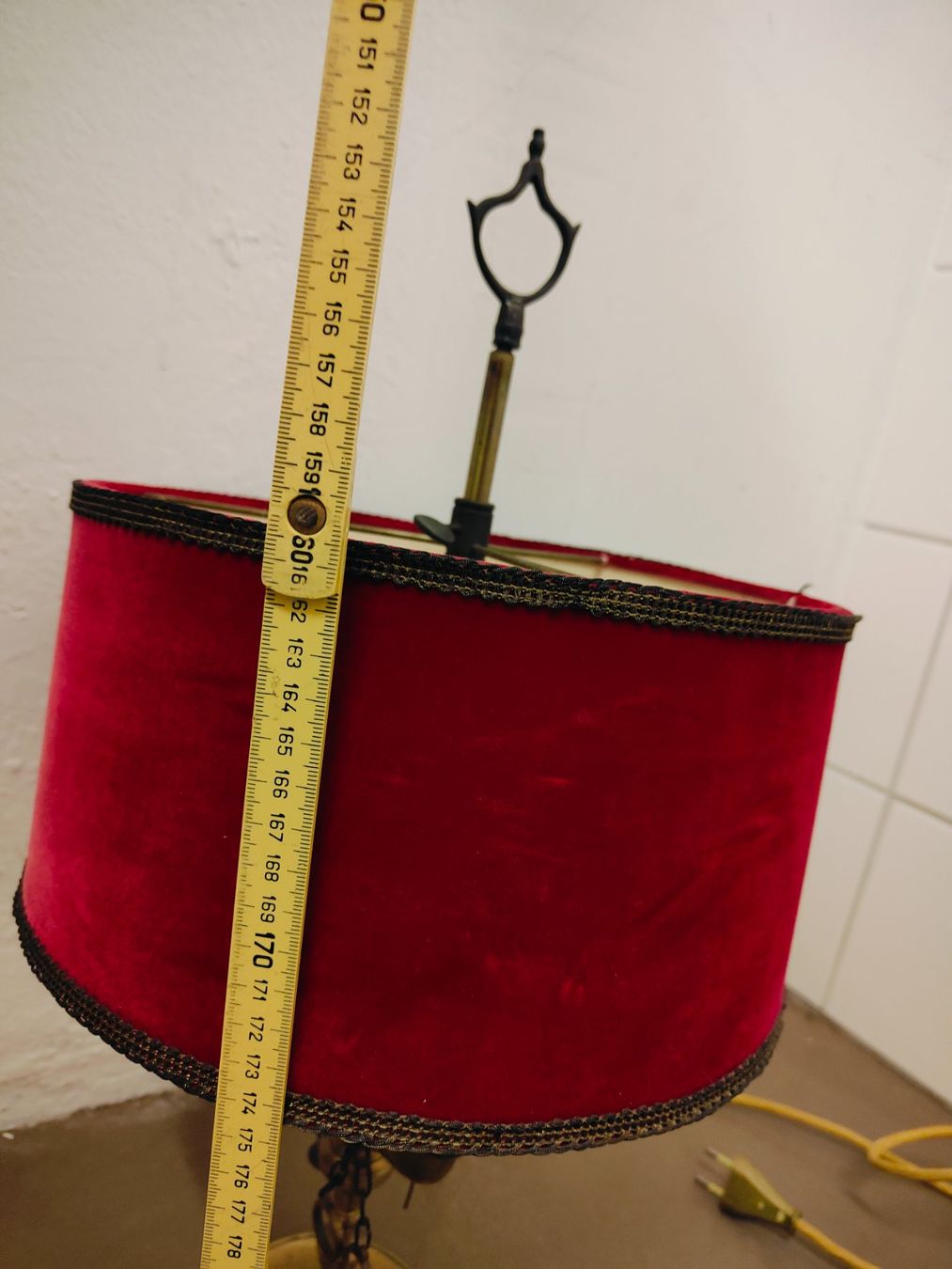 Lampade: Vintage Tischlampe mit rotem Samt-Schirm – Usato da Olten venduto da Mezopotamya 5