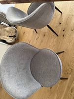 4 moderne Esszimmerstühle grau mit schwarzen Beinen