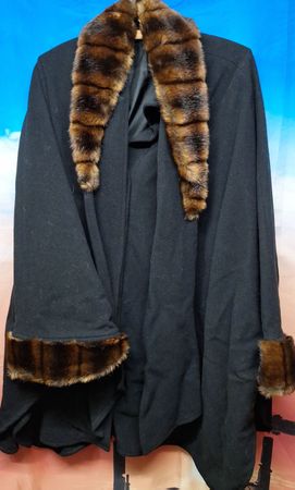 Eleganter schwarzer Umhang mit Pelz Imitat