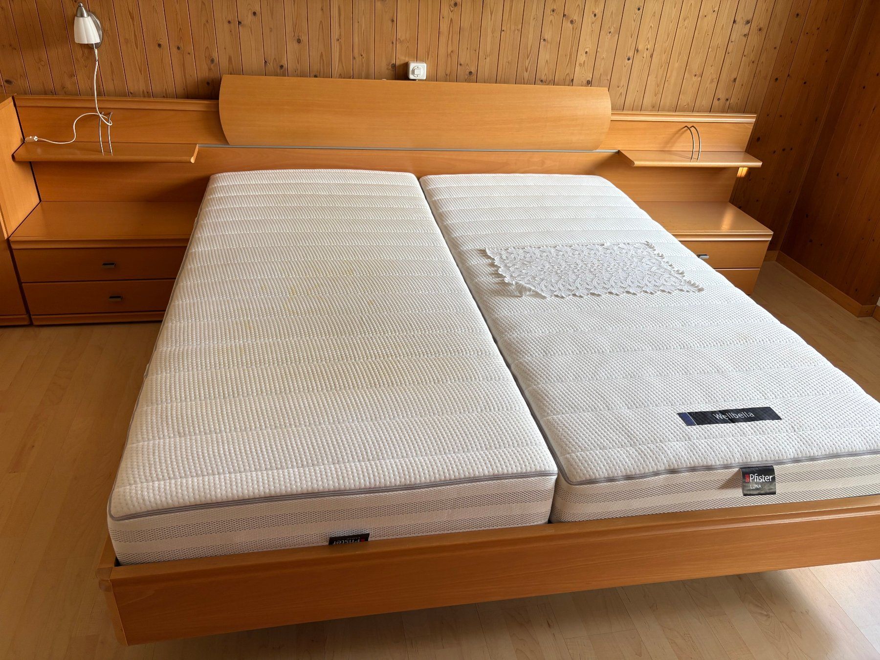 Pfister Betten: Doppelbett mit Nachtschränken – Gebraucht aus Schachen LU von 13_Snoopy