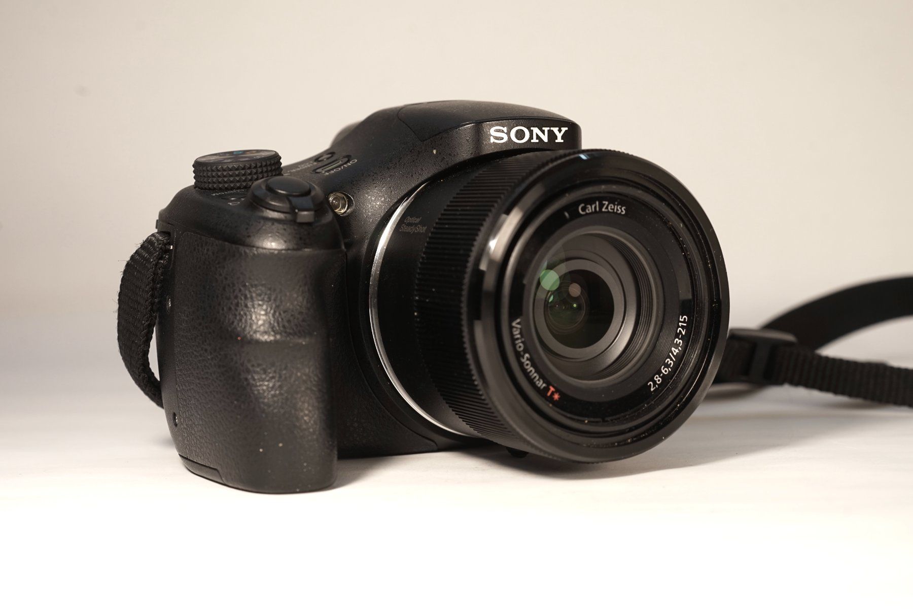 Sony Fotocamera: Sony Bridge-Kamera 24-1200mm 35mm Equivalent Mega-Zoom – Usato da Frauenfeld venduto da Camel16