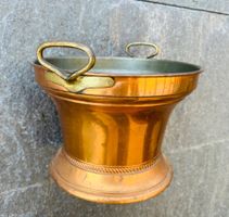 Dekorativer Kupfer Topf mit Bronzen-Griffen antiker Behälter