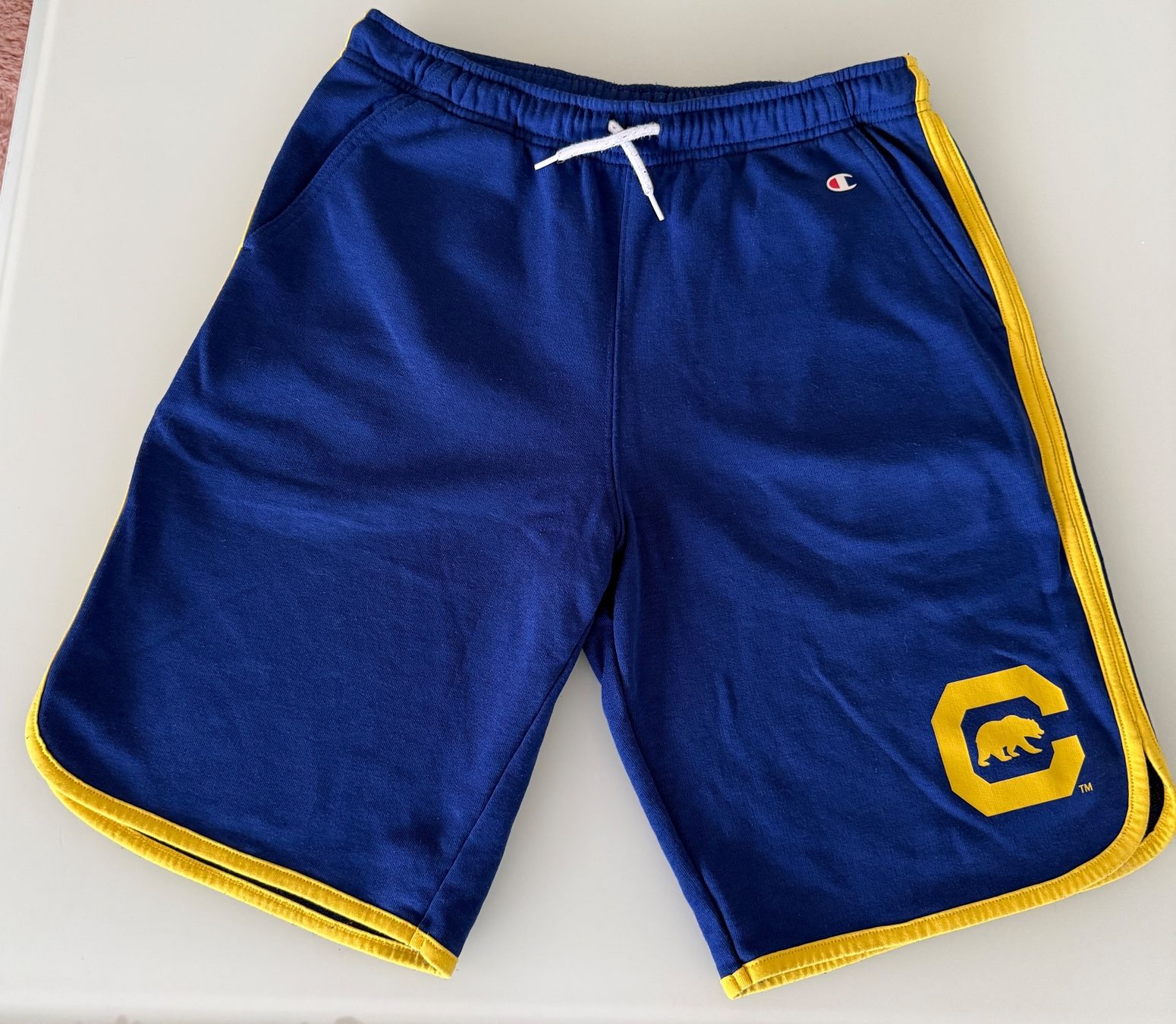Champion Pantaloni: Champion Shorts - blau mit gelben Streifen und Logo – Usato da Hunzenschwil venduto da Reche71