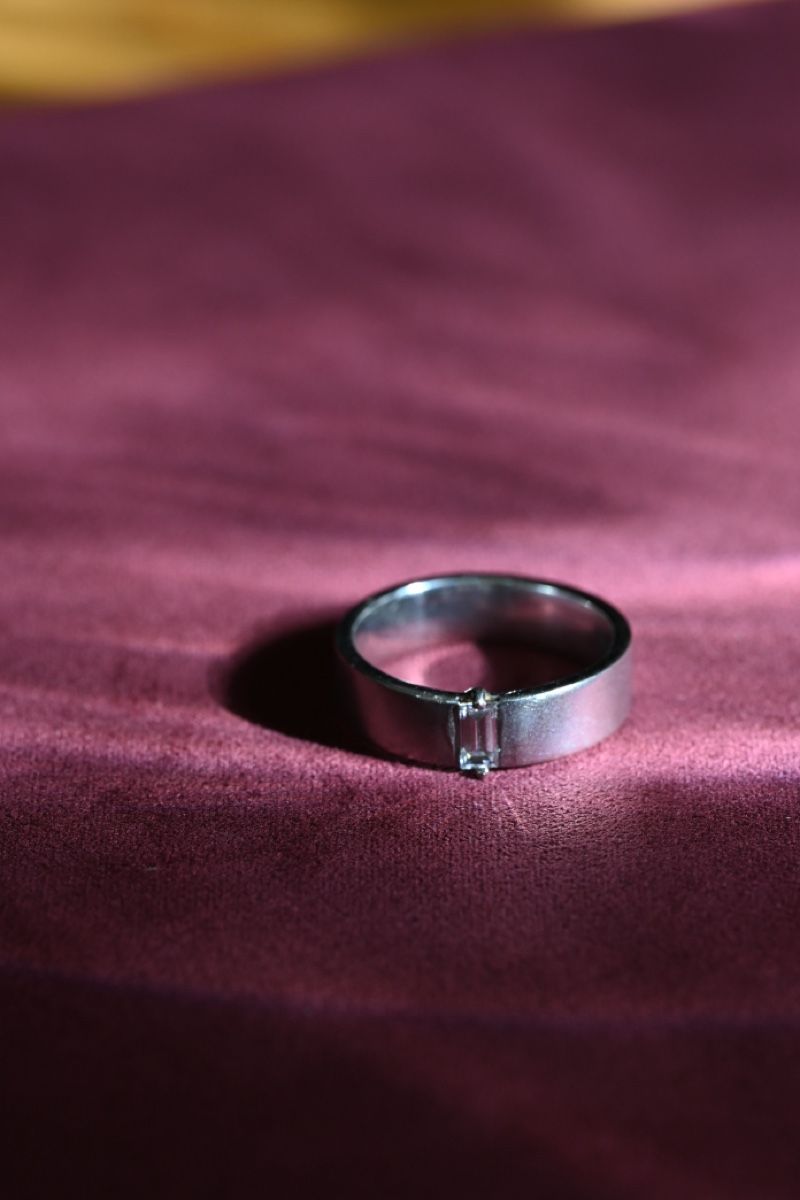 Ringe: White Gold Ring with Rectangular Diamond – Neu (gemäss Beschreibung) aus Zürich von Pandainlondon 1