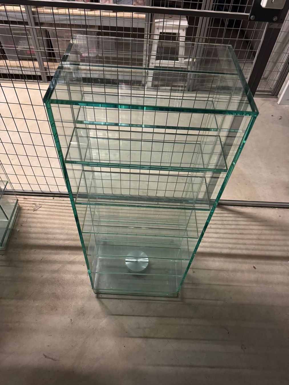 Scaffali: Glass Display Cabinet -Perfect Condition(2 pieces available) – Nuovo (secondo la descrizione) da Zürich venduto da pnp_5vbc 1