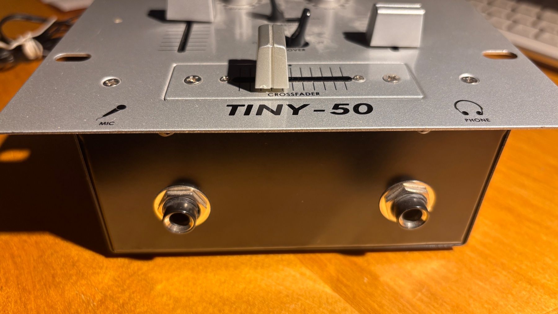 Platines de mixage: Mischpult TINY-50, 2-Kanal, Phono/Line/Mic, analog – D'occasion à Sins par chris8263 2