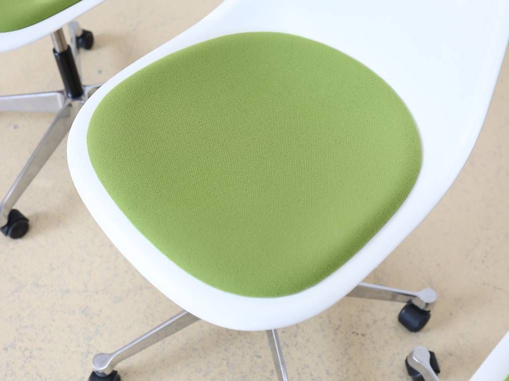 Vitra Stühle: Eames Plastic Bürostuhl von VITRA mit Sitzpolster – Gebraucht aus Meinisberg von atelier_TILIJA 4