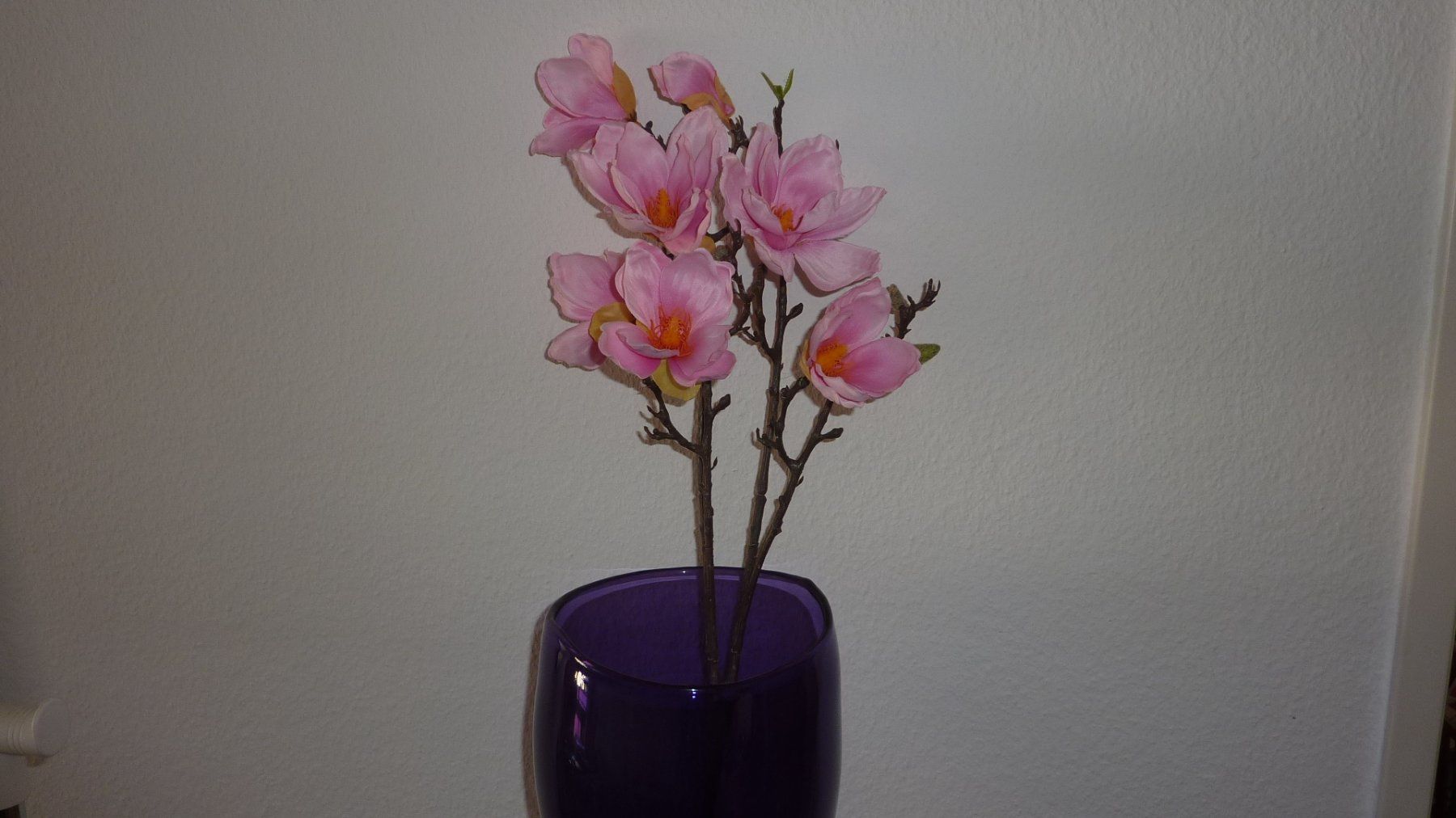 Vasen & Gefässe: vase mit 2 künstlichen blumen – Gebraucht aus Füllinsdorf von pmarkus 1