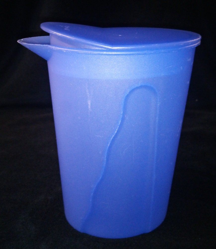 Tupperware Behälter & Ähnliches: TUPPERWARE Getränkekrug mit Deckel 1 L in Blau – Gebraucht aus Werdenberg von EXA-Secondhand