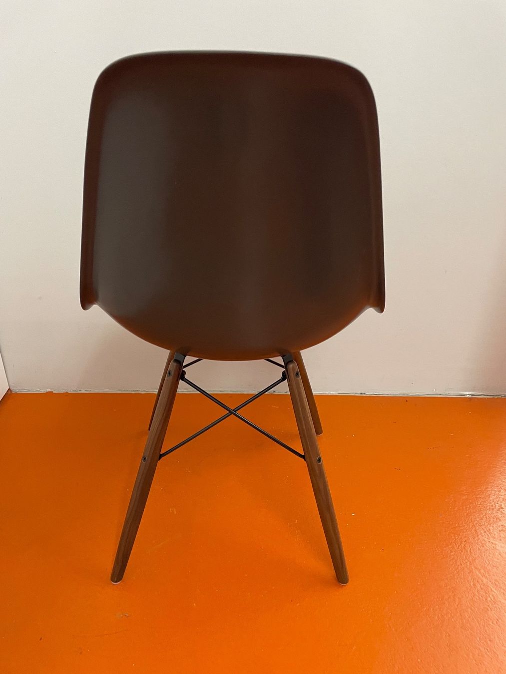 Eames Sedie: Eames Side Chairs Dark Brown – Usato da ipsach venduto da Latigo 1