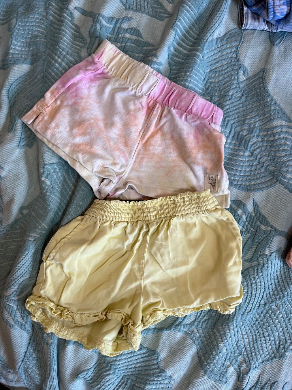 Hosen: 2x Shorts, Größe 104 – Gebraucht aus Umiken von deb_57xk