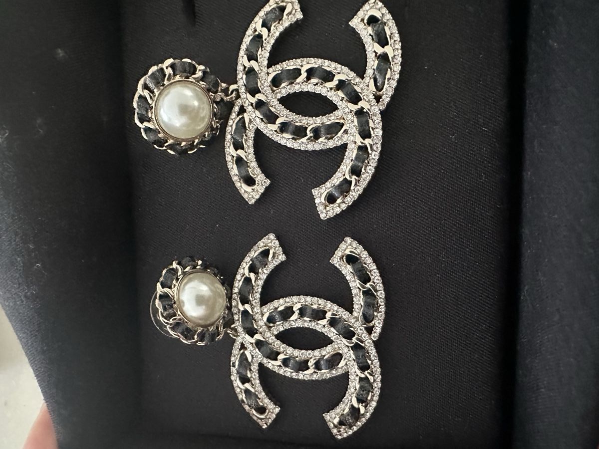 Chanel Ohrringe & -stecker: Chanel Ohrringe mit Perlen – Gebraucht aus Frick von Soleil4658