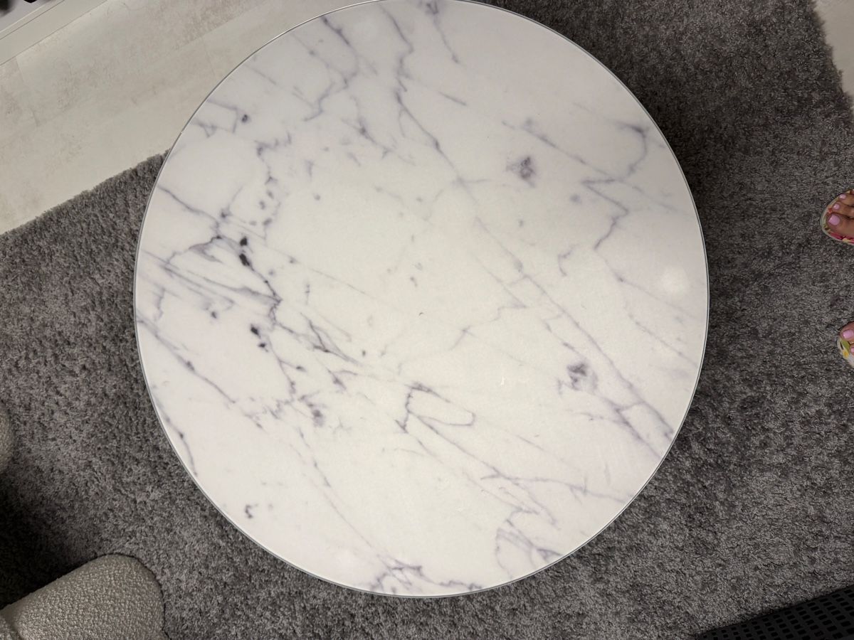 Tables: Runder Couchtisch, Marmor Optik – D'occasion à Dübendorf par pupetta11
