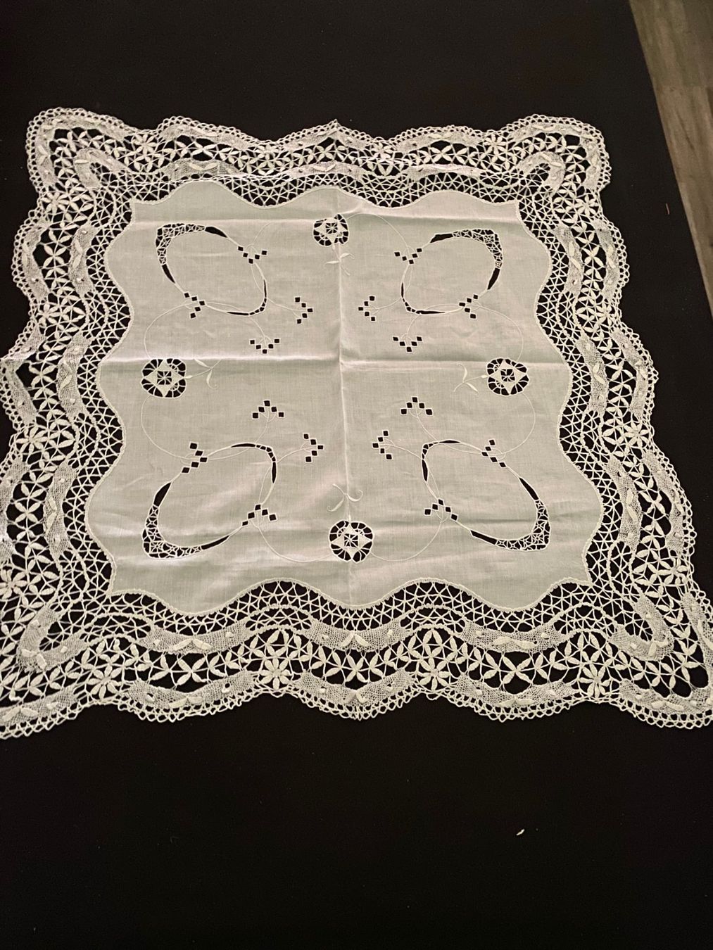 Autre linge de table: Deckchen/Mitteldecke weiss  72x70cm mit Spitzen – D'occasion à Allenwinden par Obalu