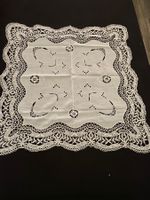 Deckchen/Mitteldecke weiss  72x70cm mit Spitzen