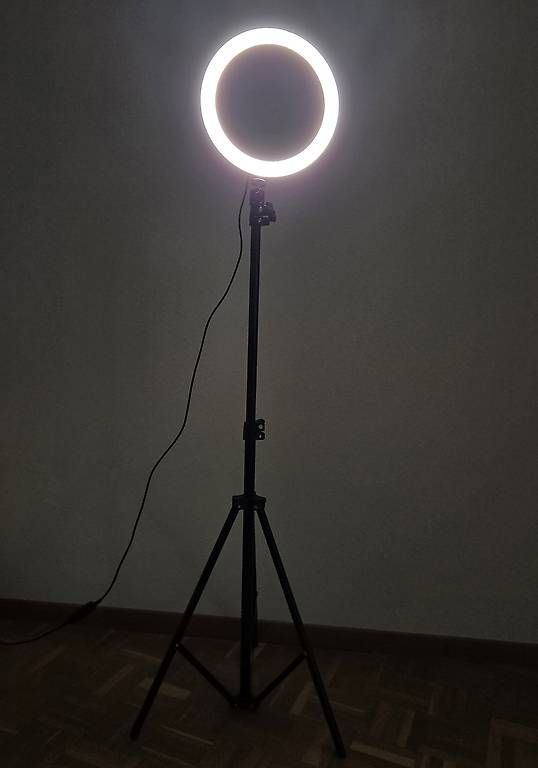 Lampes: Lampe annulaire LED avec trépied – D'occasion à Morges par jcy_66hm 1